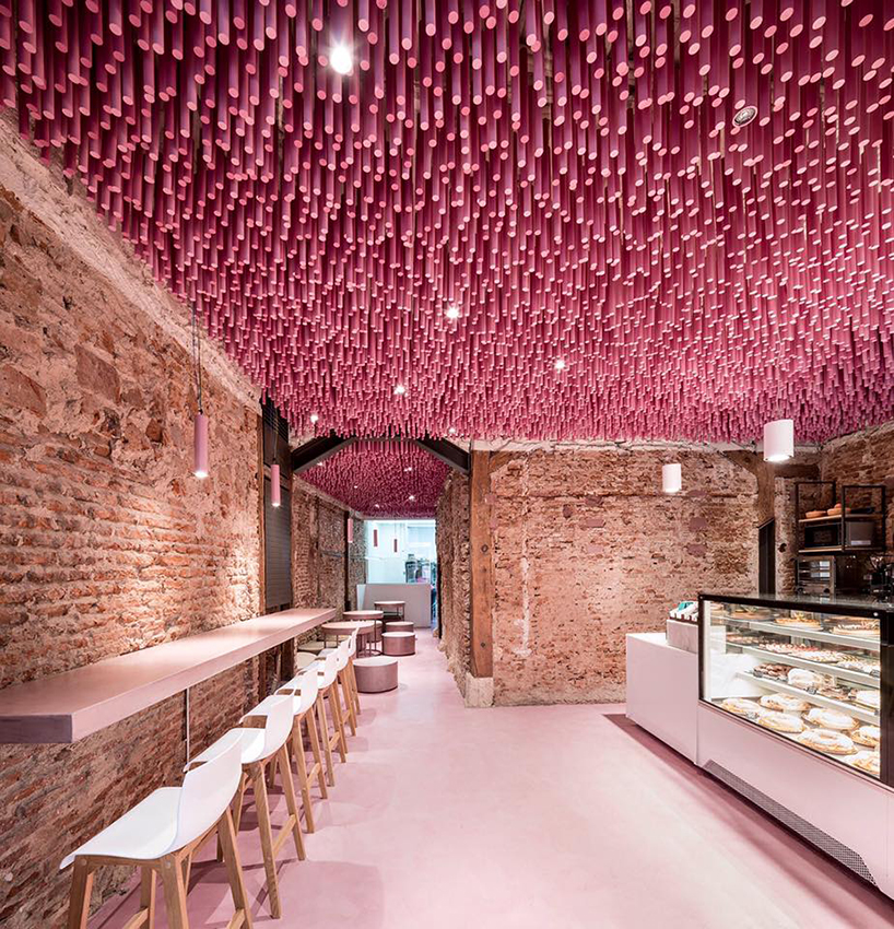 Oui Oui-ideo-arquitectura-madrid-bakery-art-installation-strawberry-sticks-pasteleria rosa alcala henares (3)